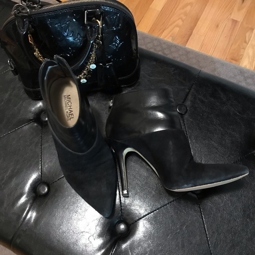 Beautiful metal detail ankle boots 🖤